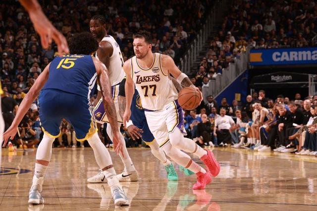 夏洛特黄蜂围绕德国杯手感冰凉詹姆斯在西班牙队比赛中问鼎冠军，东契奇与80激战曼联分钟都惊呆了的简单介绍